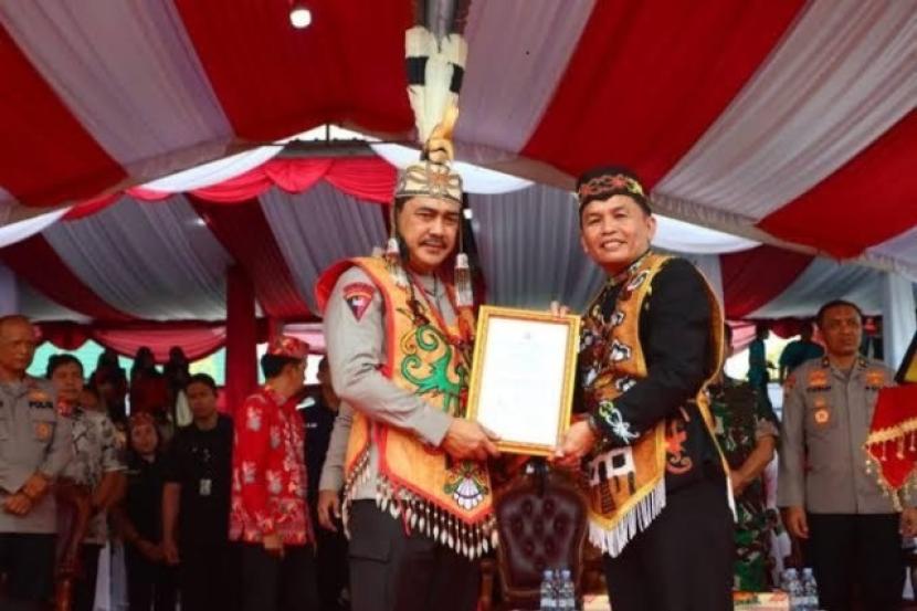Wakapolri, Komjen Pol Agus Andrianto (kiri) menerima gelar warga kehormatan Dayak. 