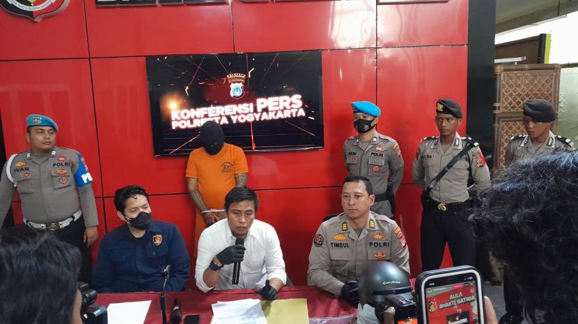  Wakasat Reskrim Polresta Yogyakarta, AKP Kusnaryanto, saat merilis kasus kejahatan jalanan atau klitih yang terjadi di Jalan Senopati, tepatnya di kawasan Taman Pintar yang merupakan laporan palsu.