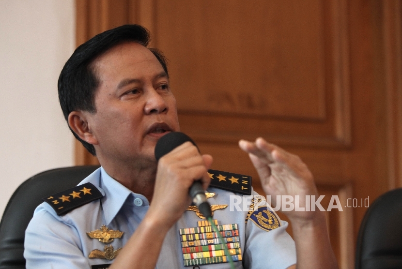 Wakasau Marsda TNI Hadiyan Suminta Atmaja memberikan keterangan pers terkait jatuhnya pesawat TNI AU Jenis Hercules di Lanud Halim Perdanakusuma, Ahad (18/12).
