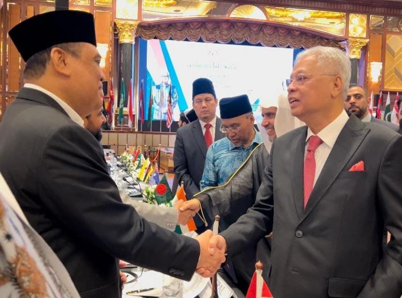 Waketum DMI H Syafruddin (kiri) bersalaman dengan Perdana Menteri Malaysia Dato Syafruddin mengajak umat Islam untuk menatap masa depan dan bergandeng tangan.