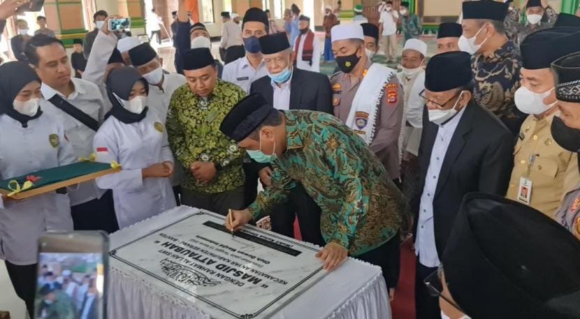 Waketum DMI Komjen (Purn) H Syafruddin meresmikan Masjid At-Taubah di Anyer, Kabupaten Serang, Provinsi Banten, Selasa (15/3/2022).