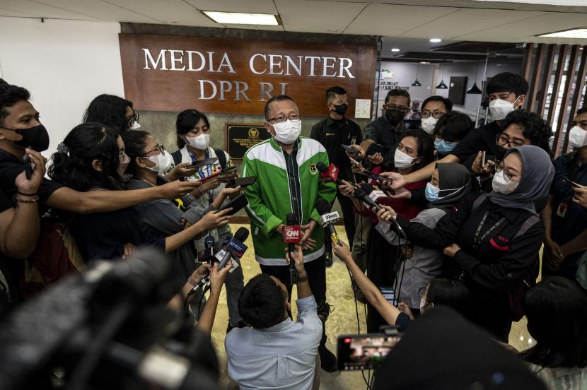 Waketum DPP PPP Arsul Sani (tengah) menyampaikan keterangan pers terkait pemberhentian Suharso Monoarfa sebagai Ketua Umum DPP Partai Persatuan Pembangunan (PPP), di depan ruang media center DPR, Jakarta, Senin (5/9/2022). Arsul Sani mengatakan bahwa pemberhentian Suharso Monoarfa dari Ketua Umum DPP PPP merupakan bentuk dari reorganisasi partai.