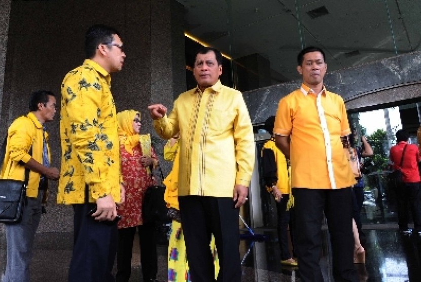 Waketum Golkar versi Munas Bali, Nurdin Halid (tengah).