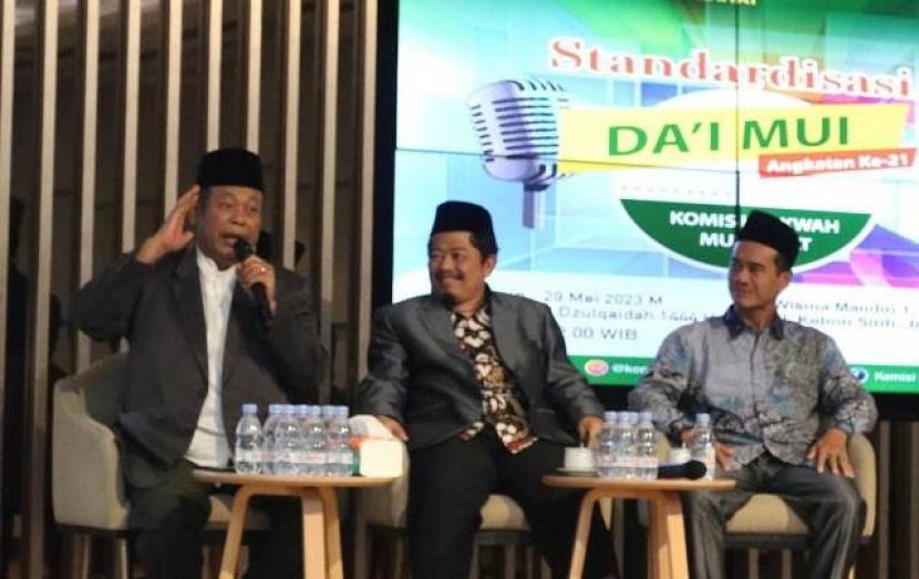Waketum MUI KH Marsudi Syuhud (kiri) mengajak para dai untuk menguatkan prinsip-prinsip kepemimpinan dalam bermasyarakat