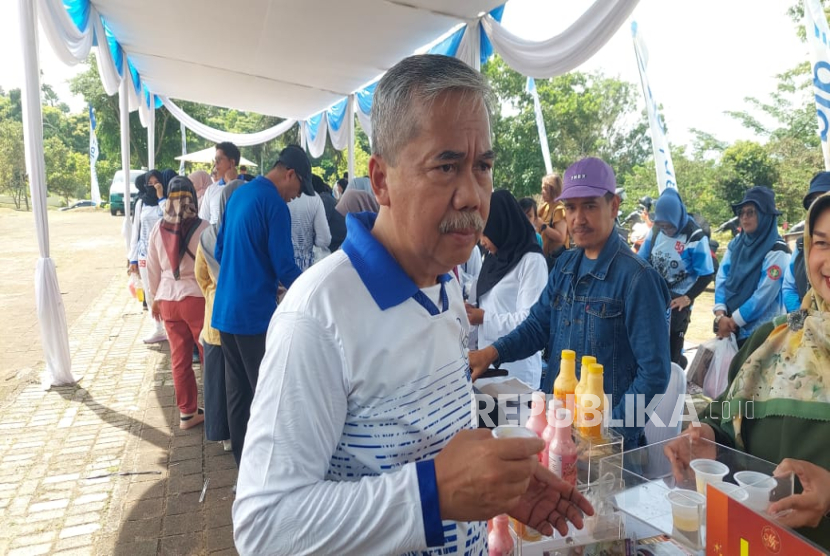 Wakil Bupati Bandung Barat Asep Ismail Mengunjungi Bazzar dalam Acara HUT KORPRI ke-54 Plaza Mekasari, Kompleks Perkantoran Pemkab Bandung Barat, Kamis (28/11/2025).