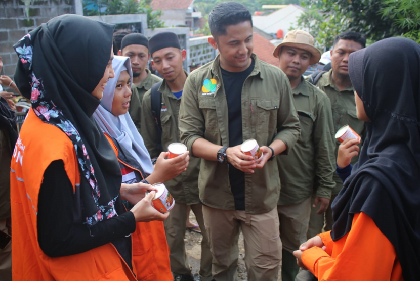 Wakil Bupati Bandung Barat Hengky Kurniawan mengunjungi posko relawan Rumah Zakat Action.