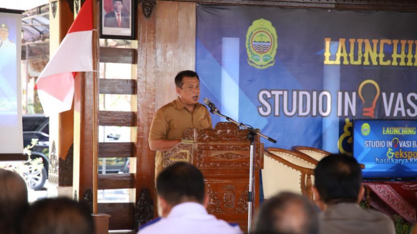 Wakil Bupati Bantul, Joko Purnomo, saat meluncurkan Studio Inovasi Bantul bersama Eksp Hasil Karya KKN di Pendopo Parasamya, Kompleks Kantor Bupati Bantul, Senin (6/11/2023).