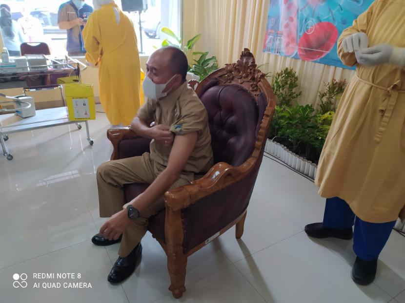 Wakil Bupati Banyumas Sadewo Tri Lastiono menjadi orang pertama di Banyumas yang mendapat suntikan vaksin Covid 19. Penyuntikan pada para pejabat dan tokoh masyarakat di Banyumas, dilaksanakan di RSUD Banyumas, Senin (25/1).