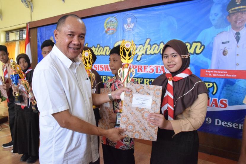 Wakil Bupati Banyumas Sadewo Tri Trilastiono memberikan penghargaan kepada 103 siswa siswi SMP berprestasi di Kabupaten Banyumas, di Gedung Gurinda Dinas Pendidikan Kabupaten Banyumas, Jumat (9/12/22).