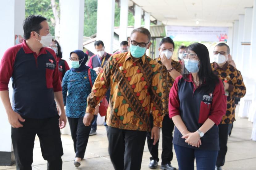 Wakil Bupati Bogor Iwan Setiawan (tengah) saat mengunjungi Rumkitlap AGP.