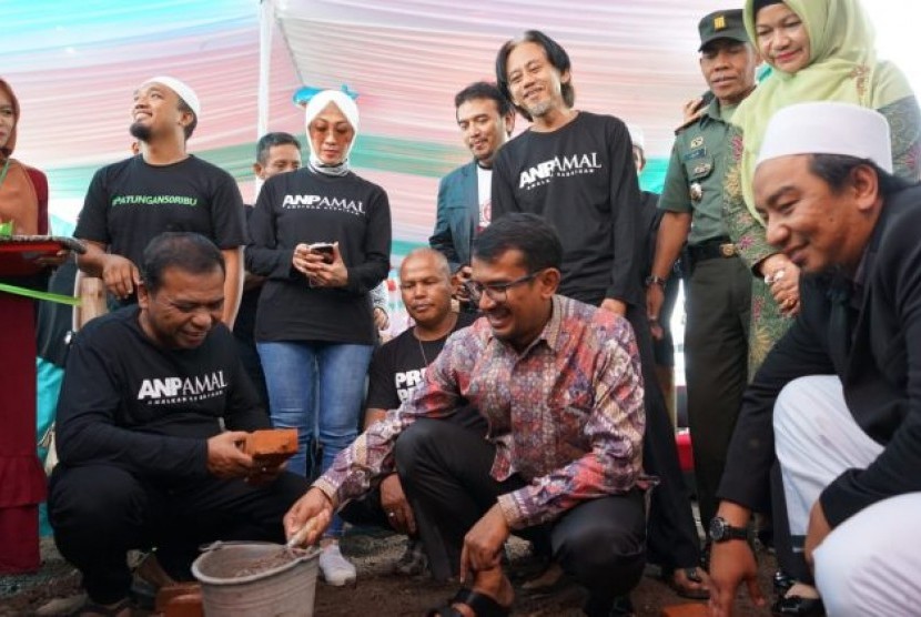 Wakil Bupati Garut, dr H  Helmi Budiman, didampingi pemain sinetron Preman Pensiun, melaksanakan peletakan batu pertama pembangunan Pondok Pesantren Yadul 'Ulya, Garut.
