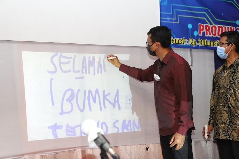 Wakil Bupati Garut Helmi Budiman bersama pencetus Kampung Teknologi, Budi Hermawan, mencoba touchpen hasil kreasinya pada peresmian Kampung Teknologi di Kampung Cilimushideung, Desa Cibunar Kecamatan Cibatu, Sabtu (18/7). 