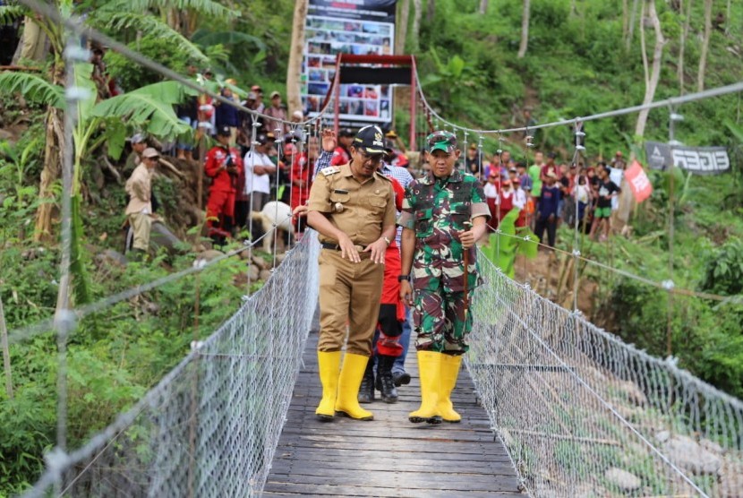 Wakil Bupati Garut Helmi Budiman dan Dandim 0611/Garut meresmikan jembatan gantung penghubung Desa Tanjungjaya dan Desa Tegalgede. 