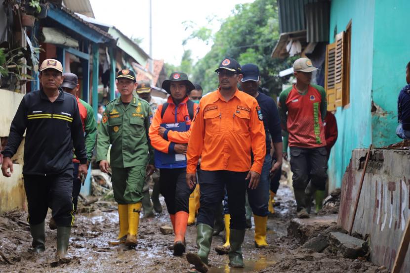 Wakil Bupati Garut, Helmi Budiman, didampingi Sekretaris Daerah Kabupaten Garut, Nurdin Yana, meninjau secara langsung kondisi terkini lokasi bencana di Desa Mandalakasih, Kecamatan Pameungpeuk, Kabupaten Garut, Jumat (23/9/2022). 