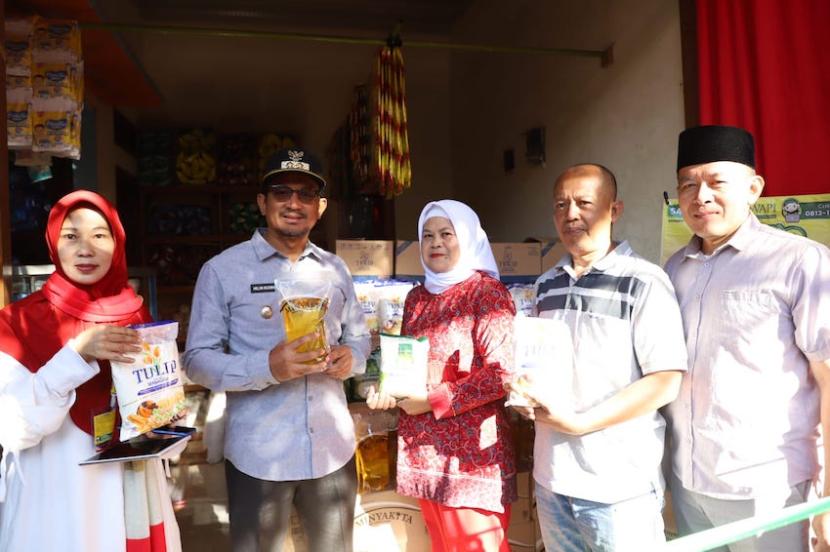 Wakil Bupati Garut Helmi Budiman (kedua kiri) saat meresmikan warung posko pangan di Desa Pasanggrahan, Kecamatan Cilawu, Kabupaten Garut, Jawa Barat, Selasa (8/8/2023). 