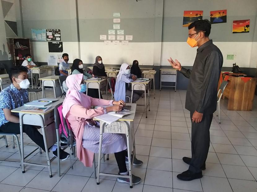 Wakil Bupati Garut, Helmi Budiman, melakukan monitoring PTM di SMPN 1 Garut dan SMPN 2 Garut, Kecamatan Garut Kota, Kabupaten Garut, Selasa (20/4). 
