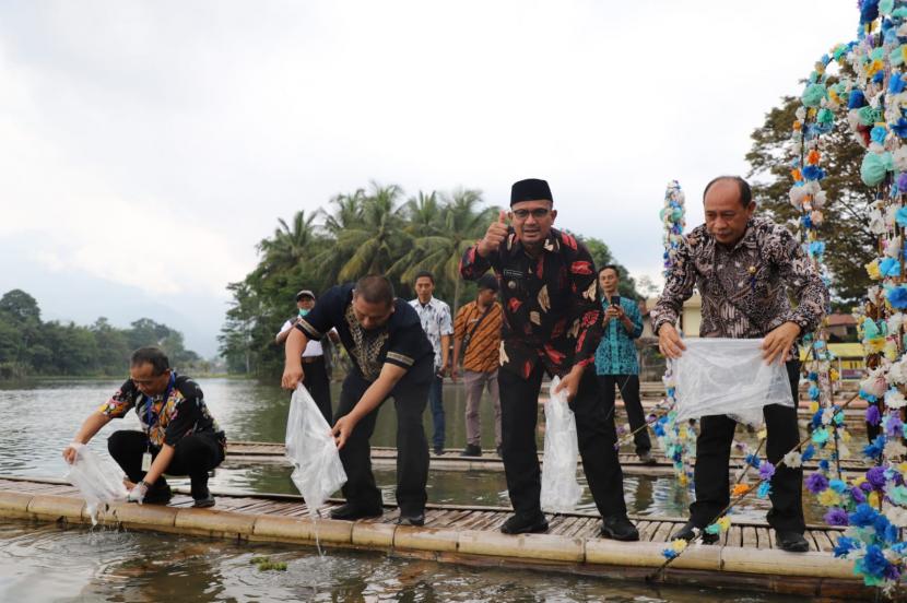 Wakil Bupati Garut, Helmi Budiman, melepas benih ikan dalam rangkaian acara Gemarikan tingkat Kabupaten Garut Tahun 2022 yang dilaksanakan di Situ Cangkuang, Kecamatan Leles, Kabupaten Garut, Kamis (8/12/2022). 