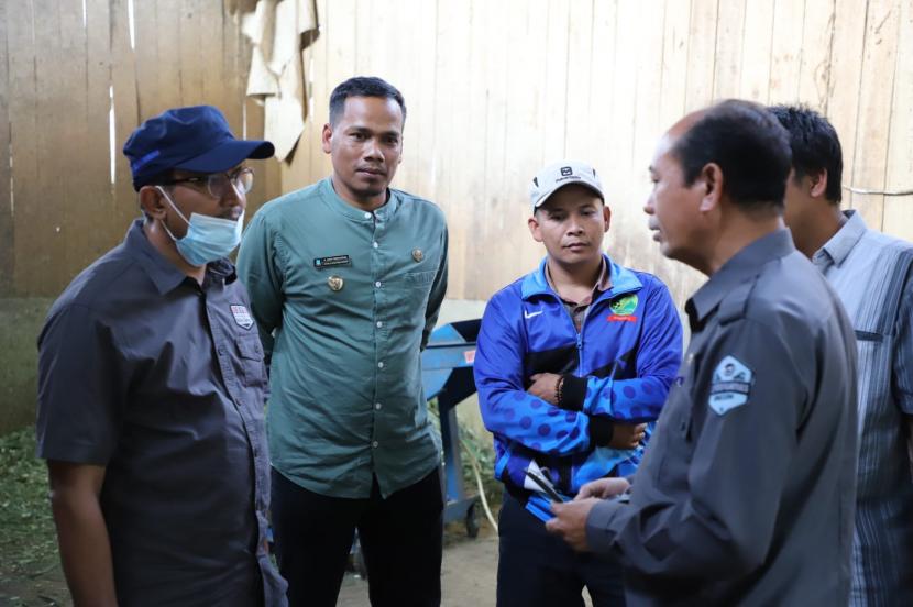 Wakil Bupati Garut, Helmi Budiman, mengecek kondisi sapi perah milik Kelompok Ternak Sapi Perah (KTSP) Bojong 3 di Desa Tambakbaya, Kecamatan Cisurupan, Kabupaten Garut, Selasa (21/6/2022). 