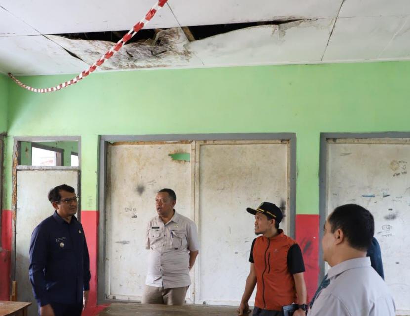 Wakil Bupati Garut, Helmi Budiman, meninjau bangunan sejumlah sekolah di Kabupaten Garut, Selasa (18/10/2022). 