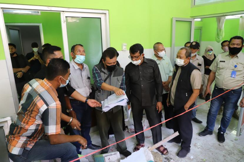 Wakil Bupati Garut, Helmi Budiman meninjau langsung kondisi terkini Puskesmas Mekarmukti di Kecamatan Mekarmukti, Kabupaten Garut, Selasa (21/12). 