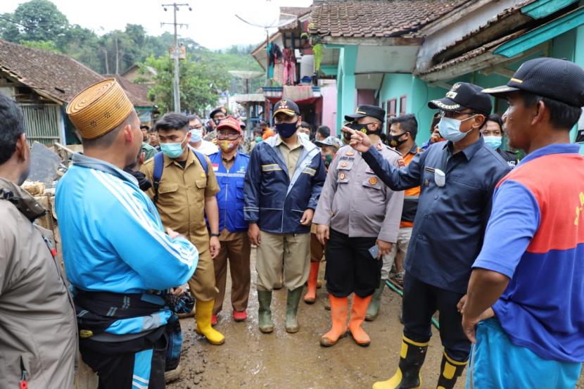 Wakil Bupati Garut, Helmi Budiman, meninjau langsung lokasi bencana banjir di Desa Dangiang, Kecamatan Banjarwangi, Kabupaten Garut, Selasa (9/2).