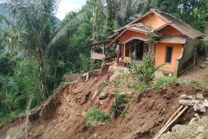 Wakil Bupati Garut Helmi Budiman meninjau lokasi longsor di Kampung Legok Bintinu, Desa Sukamaju, Kecamatan Talegong, Kabupaten Garut, Jumat (21/2). 