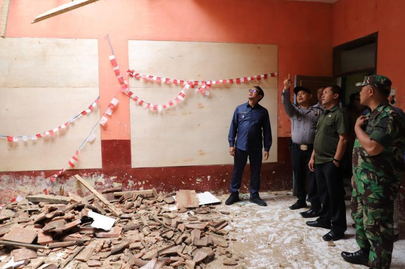 Wakil Bupati Garut, Helmi Budiman, meninjau secara langsung kondisi salah satu kelas di SDN 1 Bunisari yang mengalami atap ambruk, Selasa (4/10/2022). 
