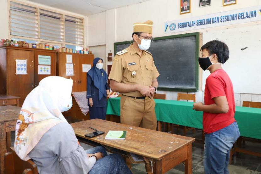 Wakil Bupati Garut, Helmi Budiman meninjau uji coba PTM di sejumlah sekolah di Kabupaten Garut, Senin (19/4).