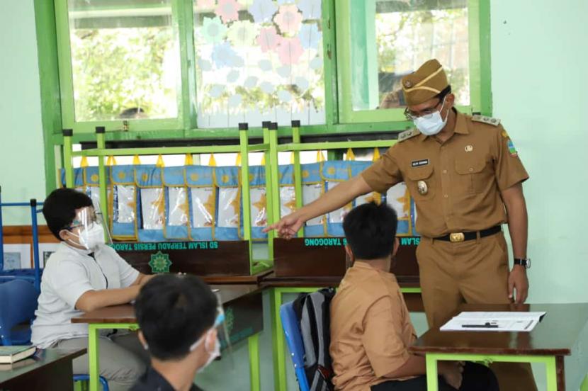 Wakil Bupati Garut, Helmi Budiman meninjau uji coba PTM di sejumlah sekolah di Kabupaten Garut, Senin (19/4). 