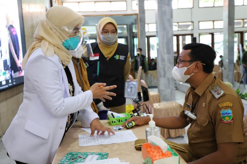 Wakil Bupati Garut Helmi Budiman menjadi penerima pertama vaksin Covid-19 di Gedung Pendopo Kabupaten Garut, Senin (1/2/2021). 