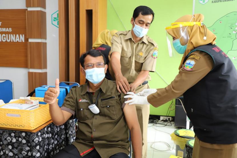 Wakil Bupati Garut, Helmi Budiman menjalani vaksinasi Covid-19 tahap kedua di Puskesmas Pembangunan, Kecamatan Tarogong Kidul, Kabupaten Garut, Senin (15/2).