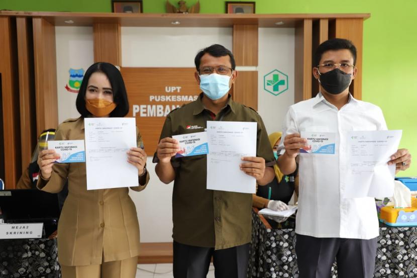 Wakil Bupati Garut, Helmi Budiman menjalani vaksinasi Covid-19 tahap kedua di Puskesmas Pembangunan, Kecamatan Tarogong Kidul, Kabupaten Garut, Senin (15/2).