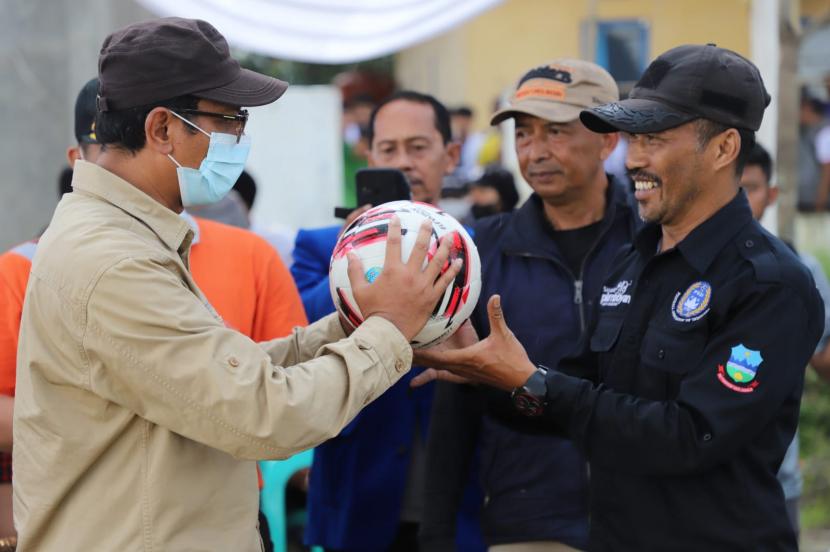 Wakil Bupati Garut, Helmi Budiman, secara resmi membuka kompetisi sepak bola Liga Desa Zona 4 Kabupaten Garut, di Lapangan Karya Bakti, Kecamatan Kadungora, Kabupaten Garut, Senin (16/5/2022). 