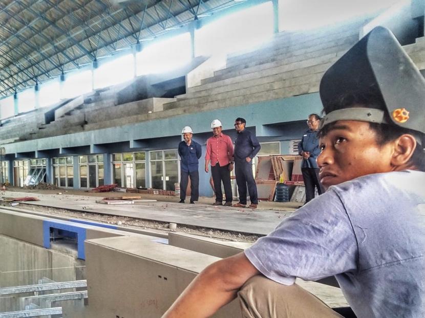 Wakil Bupati, Helmi Budiman meninjau progres pembangunan sarana akuatik, di Sarana Olahraga (SOR) RAA Adiwijaya, Jalan Proklamasi, Kecamatan Tarogong Kidul, Kabupaten Garut, Selasa (4/10/2022). 