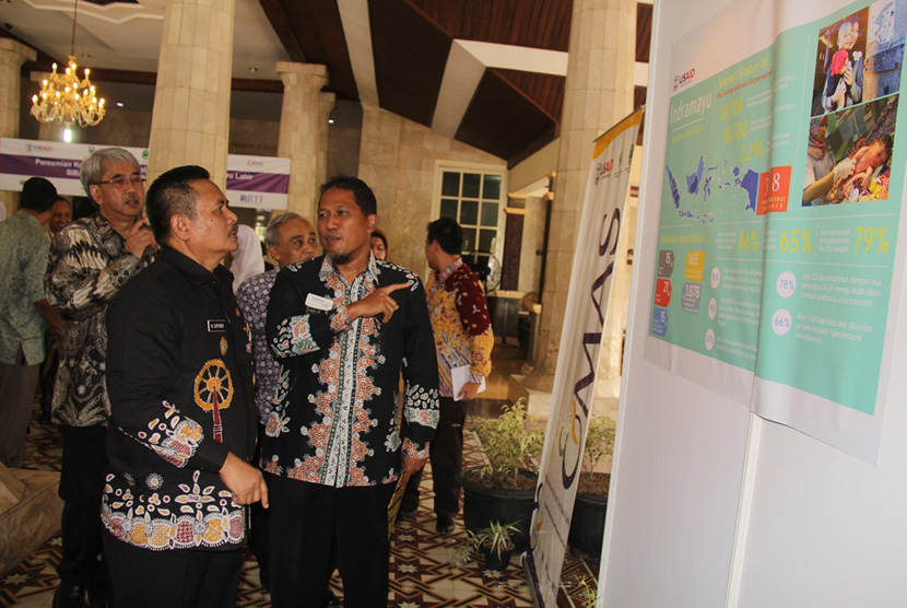 Wakil Bupati Indramayu H.Supendi melihat paparan program Si Bayu