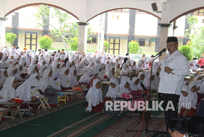 Wakil Bupati Indramayu H. Supendi membuka kegiatan menulis sehari Mushaf Al-Qur’an.