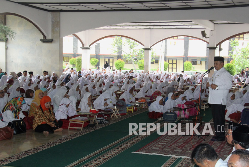 Bupati Indramayu H Supendi bersiliturahim dengan warga. (Ilustrasi)