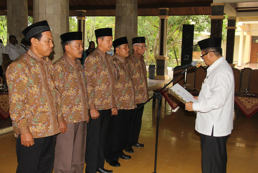 Wakil Bupati Indramayu H Supendi mengukuhkan pengurus Baznas Indramayu Priode 2016-2021.