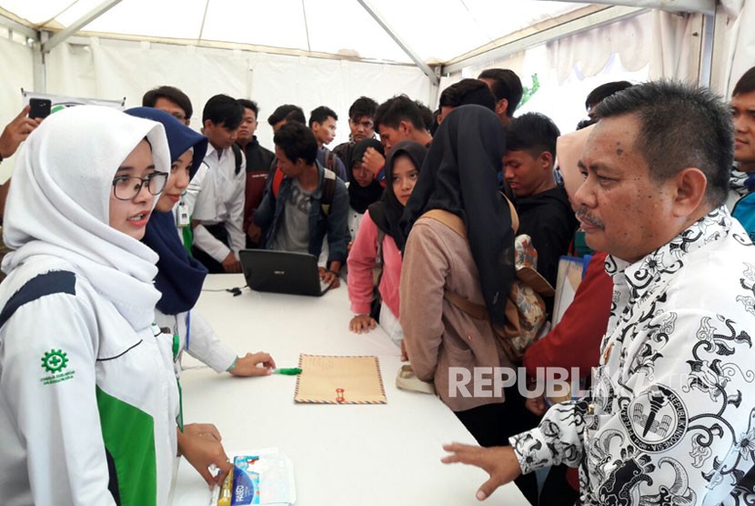 Wakil Bupati Indramayu membuka Job Fair 2017 berbincang dengan pencari kerja di acara Job Fair 2017.