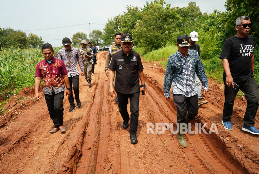 Wakil Bupati Indramayu, Syaefudin meninjau lokasi galian C di Desa Loyang dan Amis Kecamatan Cikedung, yang dikeluhkan oleh warga setempat. 