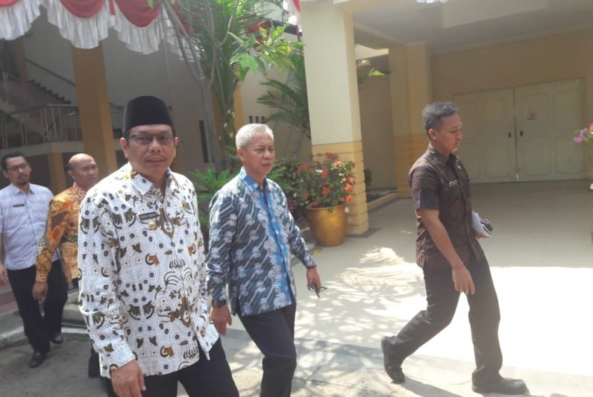 Wakil Bupati Indramayu, Taufik Hidayat, menyatakan aktivitas perkantoran di Pemda Indramayu tetap berjalan normal meski ada penangkapan terhadap Bupati Indramayu, S, oleh KPK, Selasa (15/10).