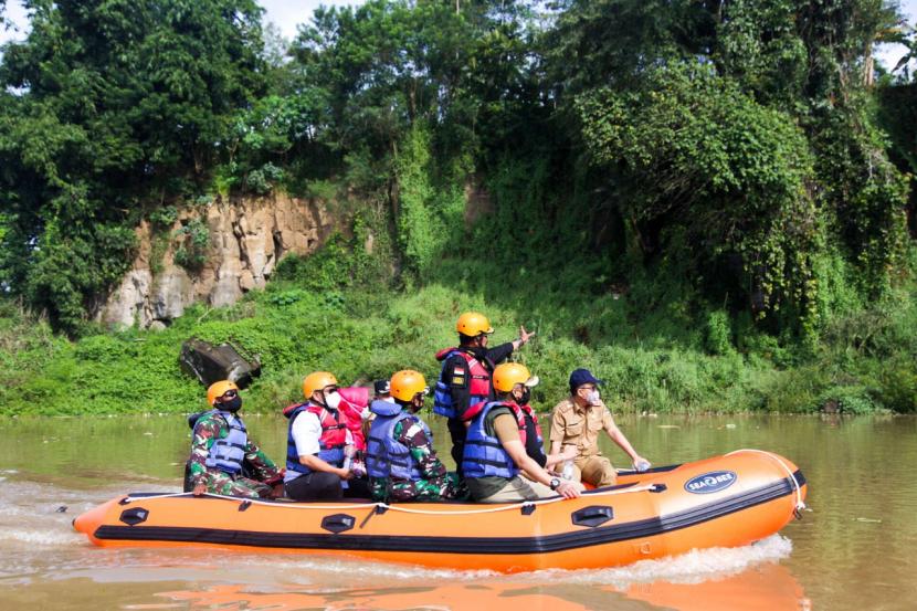Wakil Bupati Kabupaten Bandung Barat Hengky Kurniawan menggunakan speadboat menelusuri Sungai Citarum, Desa Galanggang, Kecamatan Batujajar, Kabupaten Bandung Barat, Jawa Barat. 