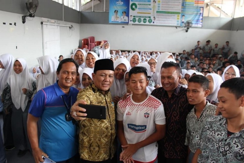 Wakil Bupati Karawang Ahmad Zamakhsyari atau akrab disapa Jimmy, melepas Mohamad Rezaldi, untuk belajar ke Cina. Reza yang merupakan pelajar berprestasi asal SMAN 3 Karawang ini, akan mengikuti training centre di negeri tirai bambu tersebut.