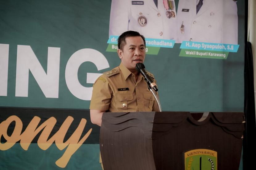  Wakil Bupati Karawang H Aep Syaepuloh menyampaikan pidatonya dalam peluncuran Program UMKM Juara di Galeri Nyi Pager Asih Karawang, Senin (6 /6).