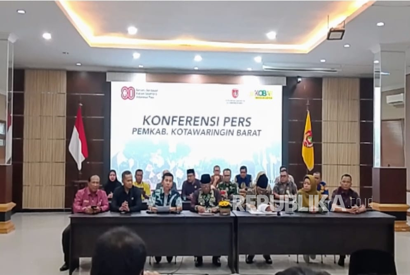 Wakil Bupati Kobar Suyanto, didampingi Ketua DPRD Kobar Mulyadin, serta jajaran Pemkab Kobar dalam konferensi pers di aula Sangga Banua, Kantor Bupati, pada Jumat (22/8/2025). 
