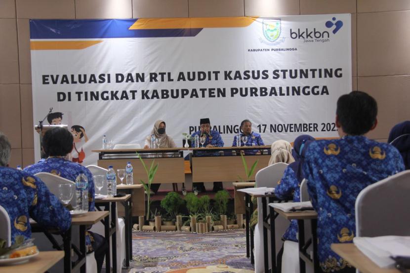 Wakil Bupati Purbalingga H Sudono dalam kegiatan Evaluasi dan Rencana Tindak Lanjut Kasus Stunting di Kabupaten Purbalingga yang digelar di Hotel Grand Braling. 
