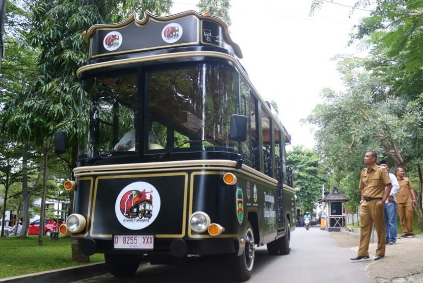 Wakil Bupati Purwakarta, Aming, saat mengecek kondisi bus wisata yang merupakan bantuan dari Pemprov Jabar, Senin (25/2). 