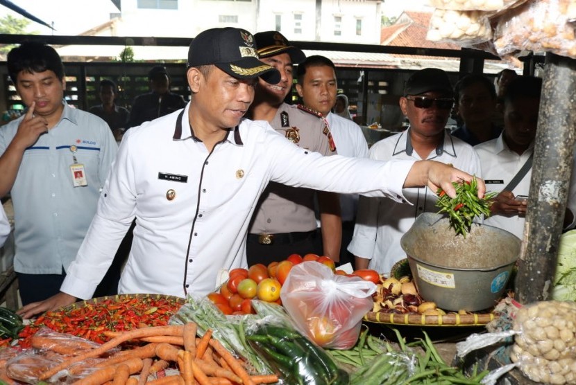 Wakil Bupati Purwakarta didampingi Kapolres AKBP Twedi Aditya Bennyahdi dan Kadisperindag Entis Sutisna, saat melalukan sidak harga pangan di Pasar Leuwi Panjang Purwakarta, Rabu (19/12). 