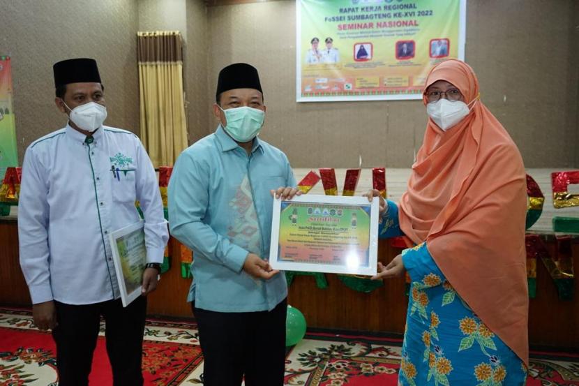 Wakil Bupati Siak Husni Merza dan Rektor Institut Agama Islam Tazkia Murniati Mukhlisin pada acara rapat kerja regional FoSSEI (SUMBAGTENG) ke-16 tahun 2022 di Gedung Tengku Maharatu Kecamatan Siak, Sabtu (12/2/2022).