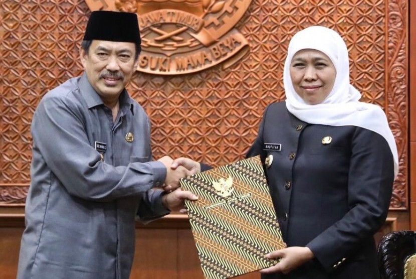 Wakil Bupati Sidoarjo Nur Ahmad Syaifuddin (kiri) menjadi Plt Bupati Sidoarjo, menggantikan Saiful Ilah yang tersandung kasus di KPK.